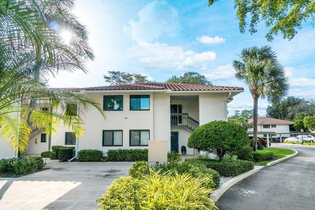 Photo of 50 PELICAN POINTE Drive #2050, Delray Beach, FL 33483 (MLS # B26062258)