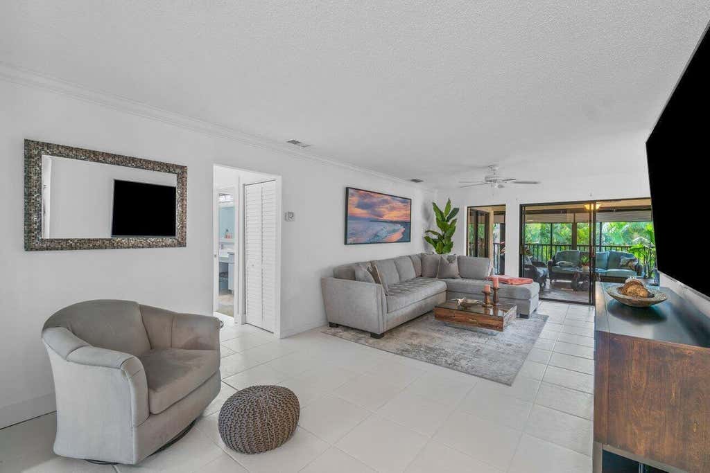 Photo of 50 PELICAN POINTE Drive #2050, Delray Beach, FL 33483 (MLS # B26062258)