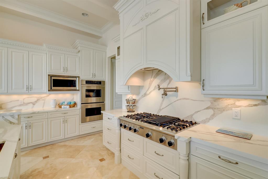 LIGHTHOUSE POINT - Residential