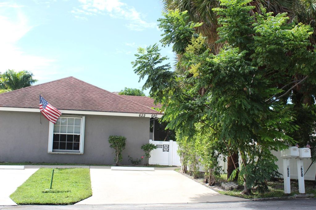 Photo of 620 Oak Street, Boynton Beach, FL 33435 (MLS # F10555953)