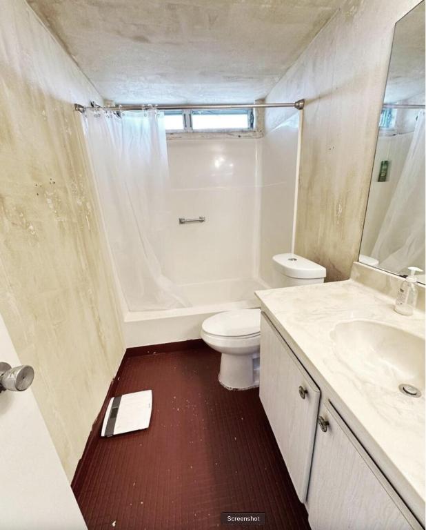 VILLAGE ROYALE GREENDALE CONDO - Residential