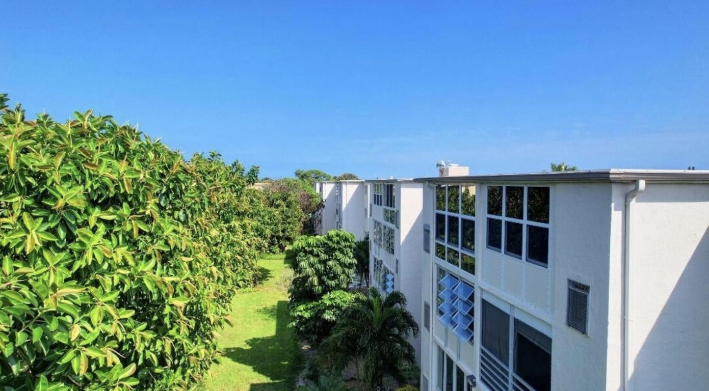 VILLAGE ROYALE GREENDALE CONDO - Residential