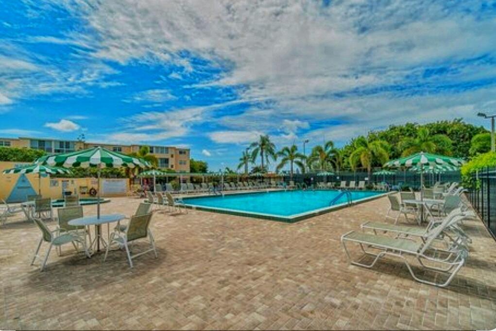 VILLAGE ROYALE GREENDALE - Residential