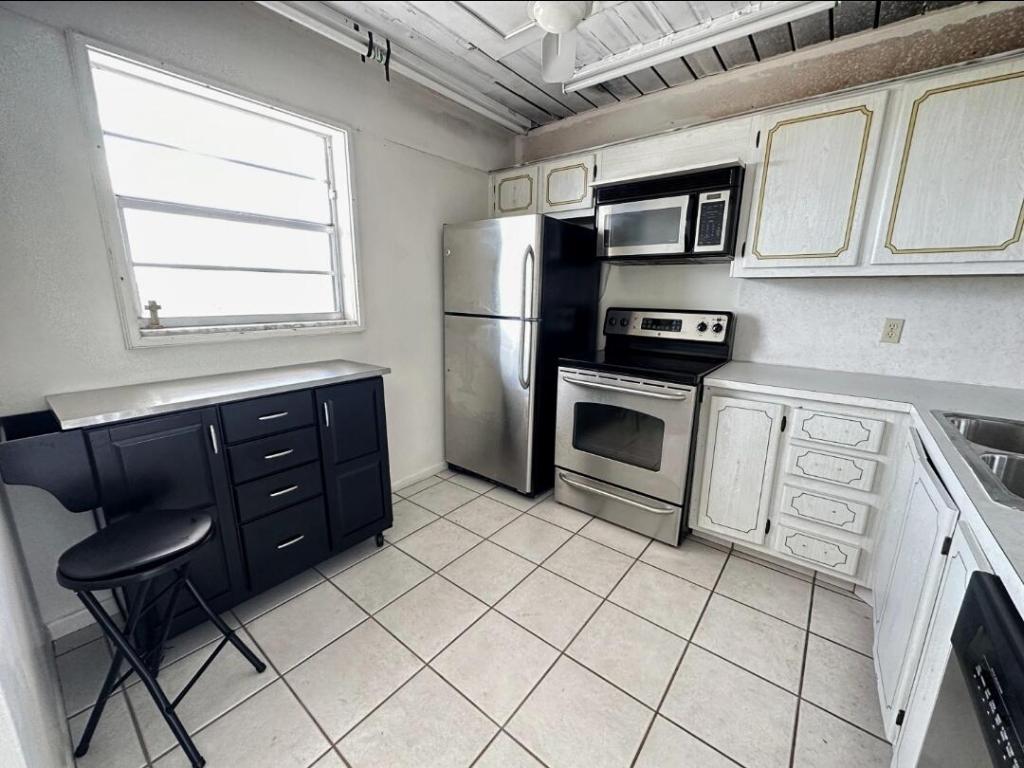 VILLAGE ROYALE GREENDALE CONDO - Residential