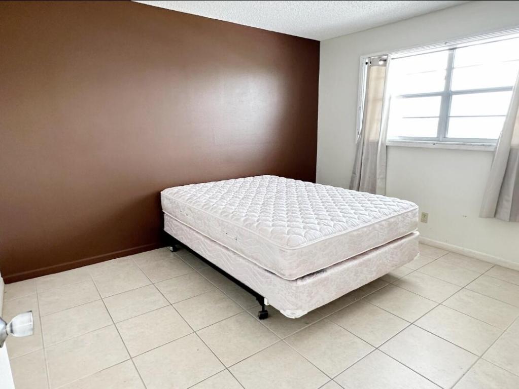 VILLAGE ROYALE GREENDALE CONDO - Residential