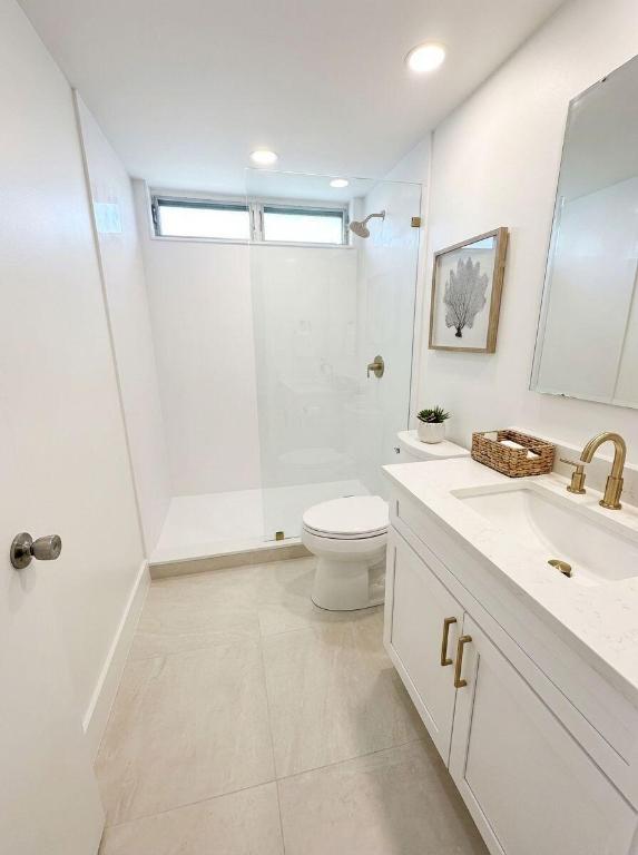 VILLAGE ROYALE GREENDALE CONDO - Residential