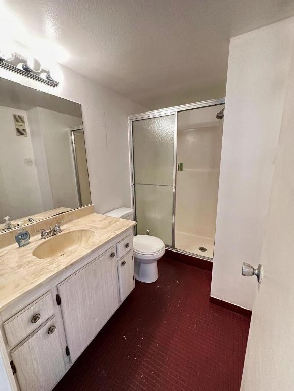 VILLAGE ROYALE GREENDALE CONDO - Residential