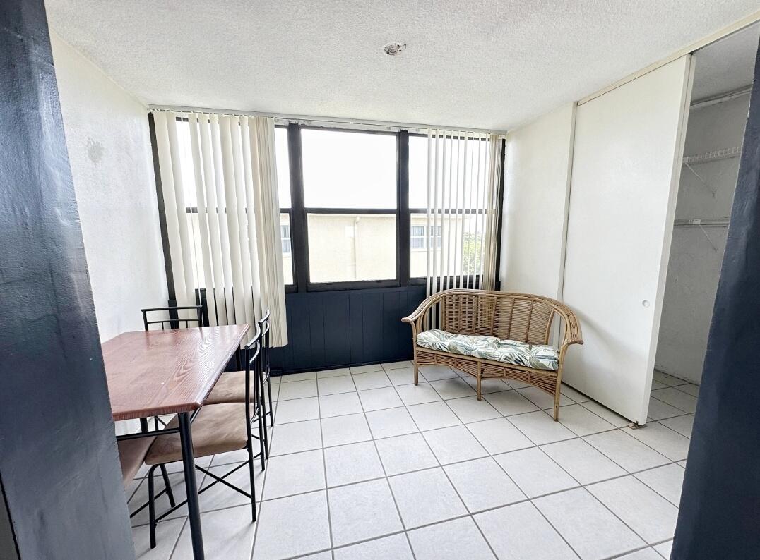 VILLAGE ROYALE GREENDALE CONDO - Residential