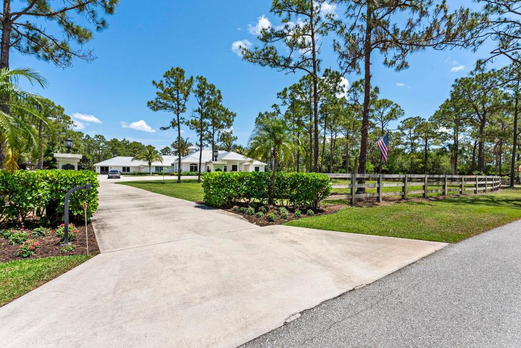 Photo of 14819 Broken Arrow Place, Palm Beach Gardens, FL 33418 (MLS # R11137221)