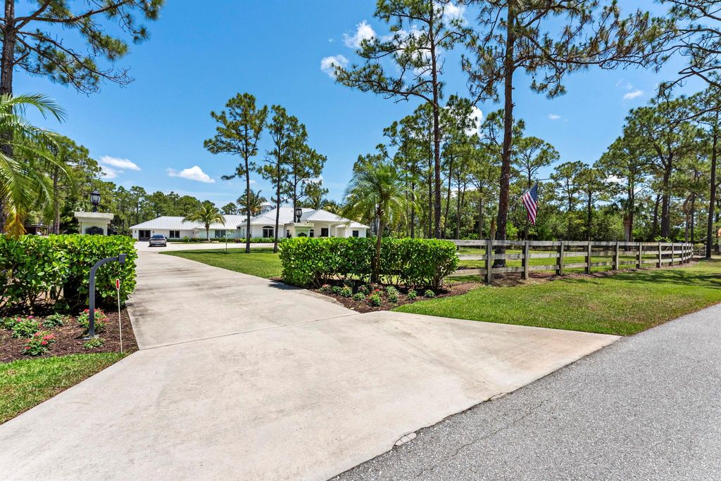 Photo of 14819 Broken Arrow Place, Palm Beach Gardens, FL 33418 (MLS # R11137221)