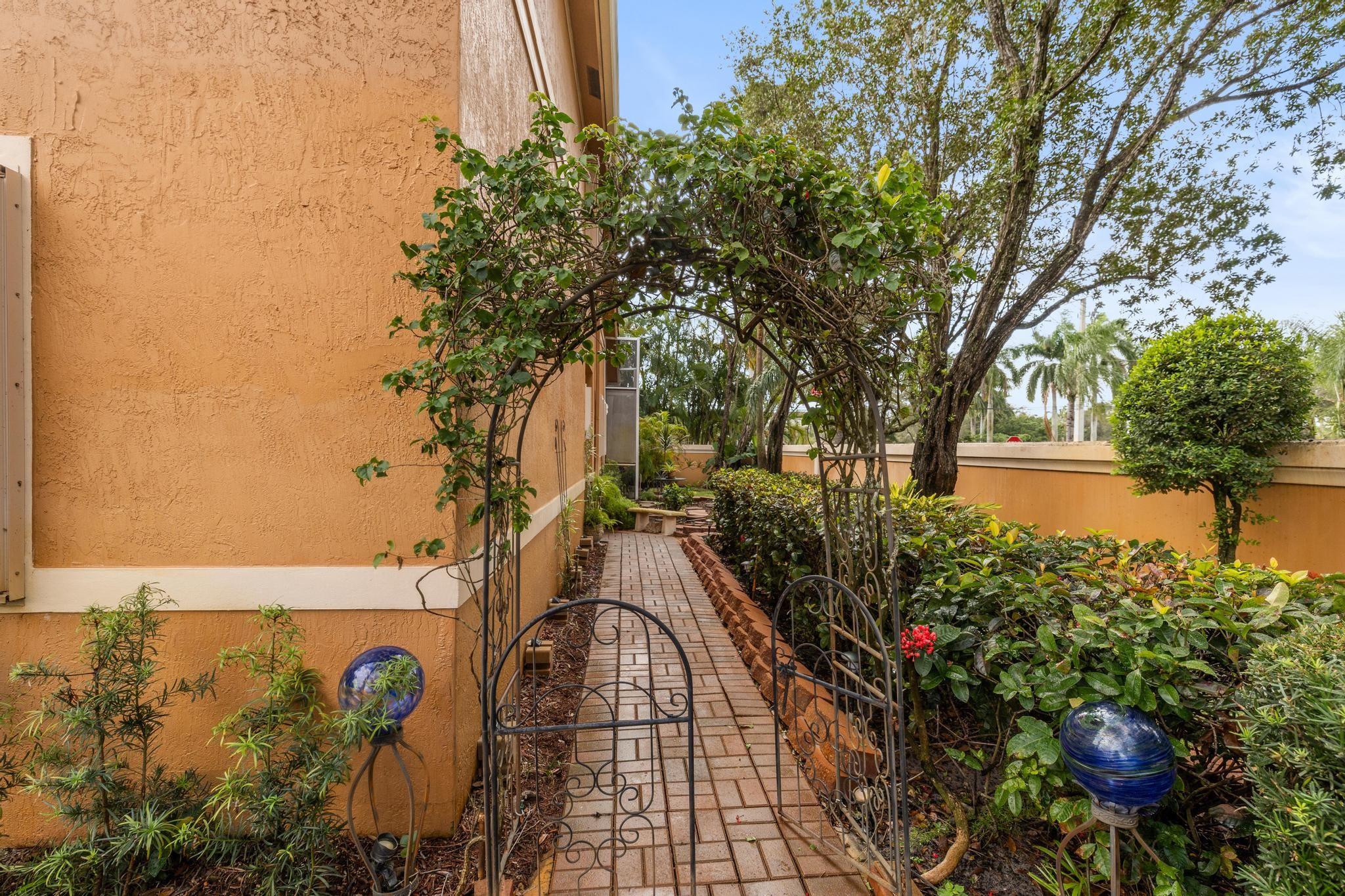SUNSET PLAZA - Residential