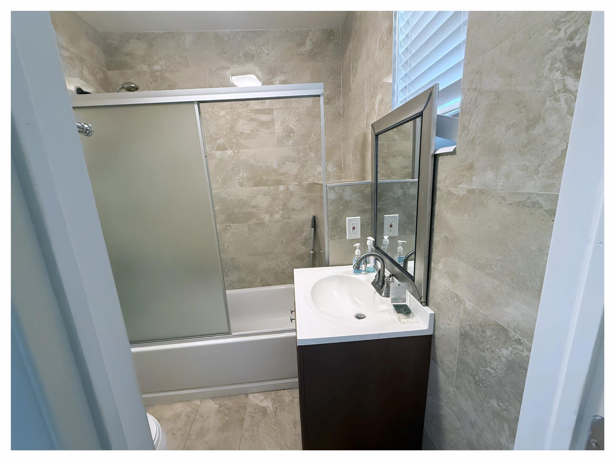 LAUDERDALE OAKS - Residential