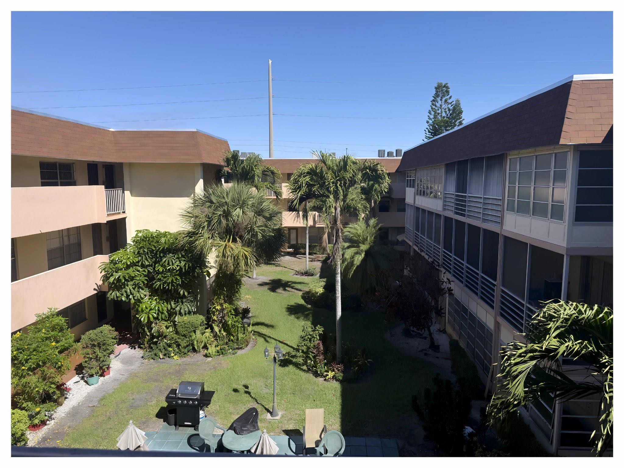 LAUDERDALE OAKS - Residential