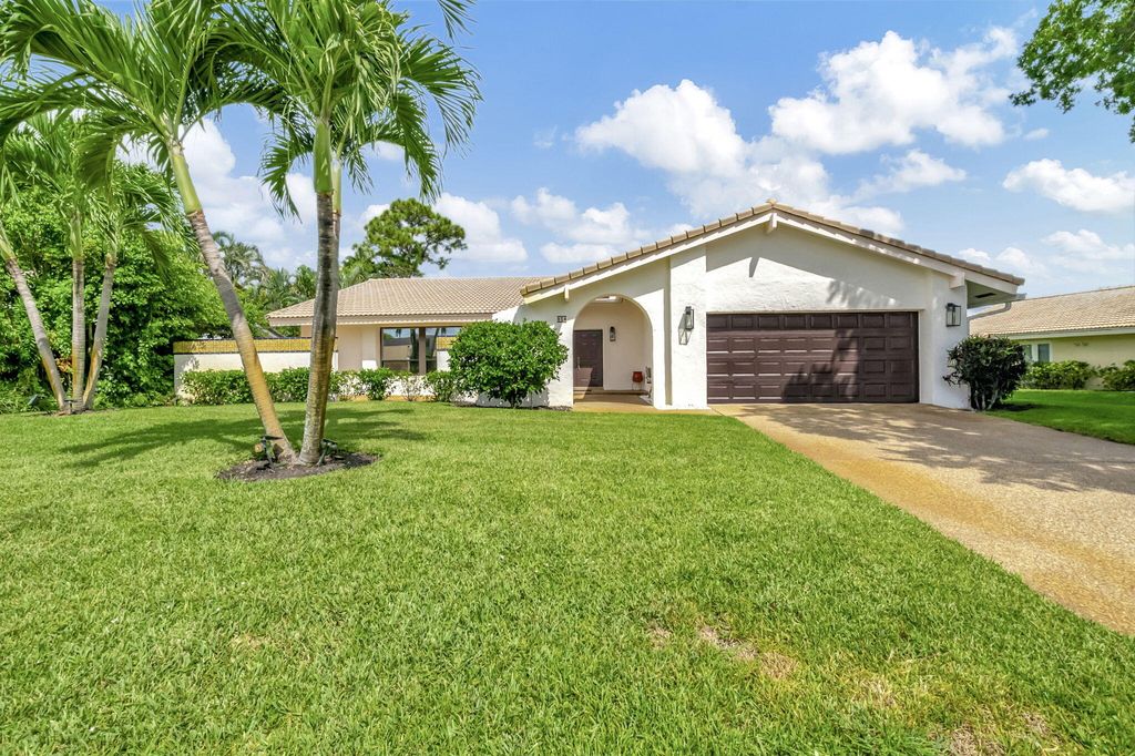 Photo of 804 Foxpointe Circle, Delray Beach, FL 33445 (MLS # R11149810)