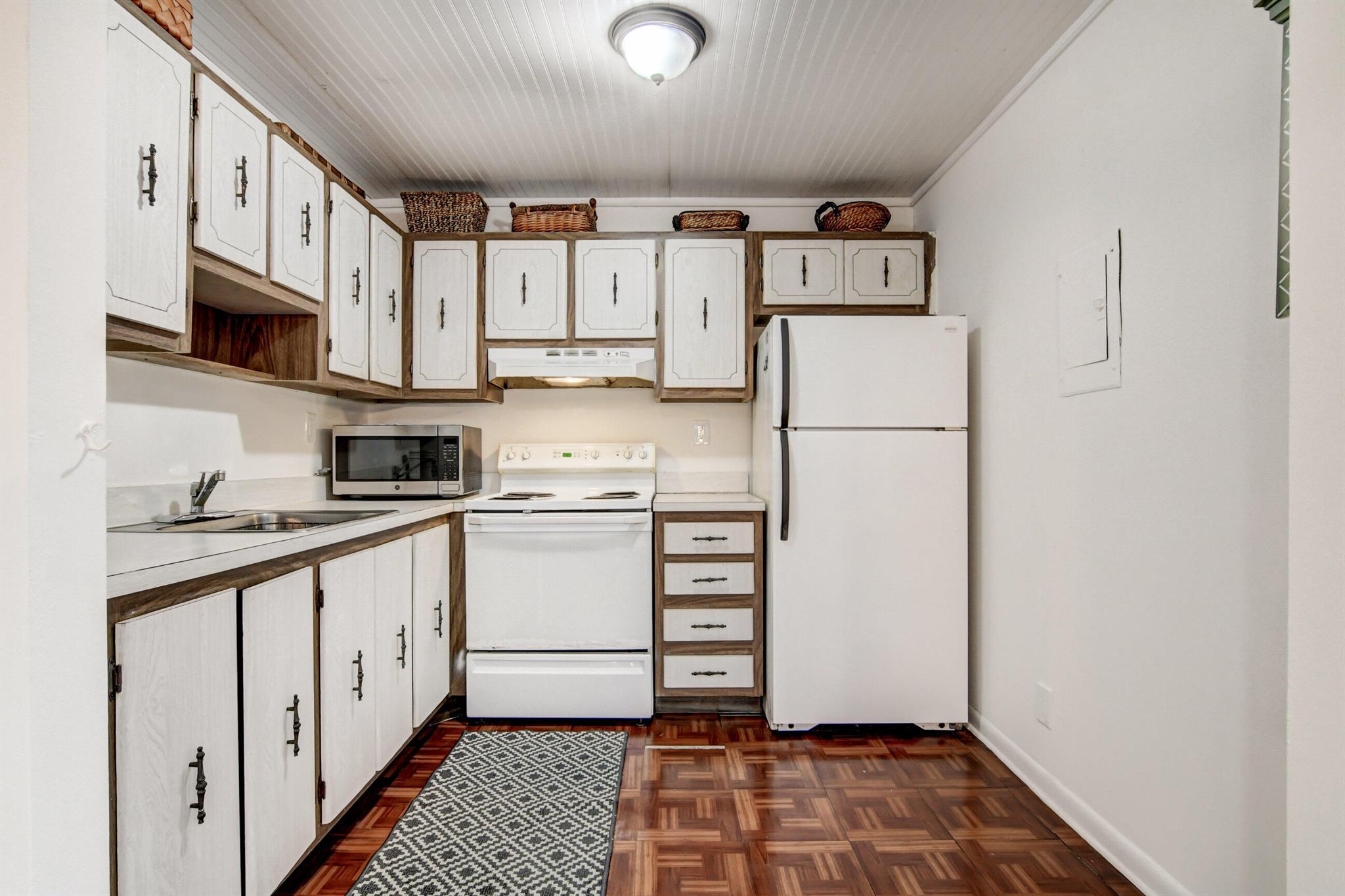 KINGS POINT BURGUNDY COND - Residential Lease