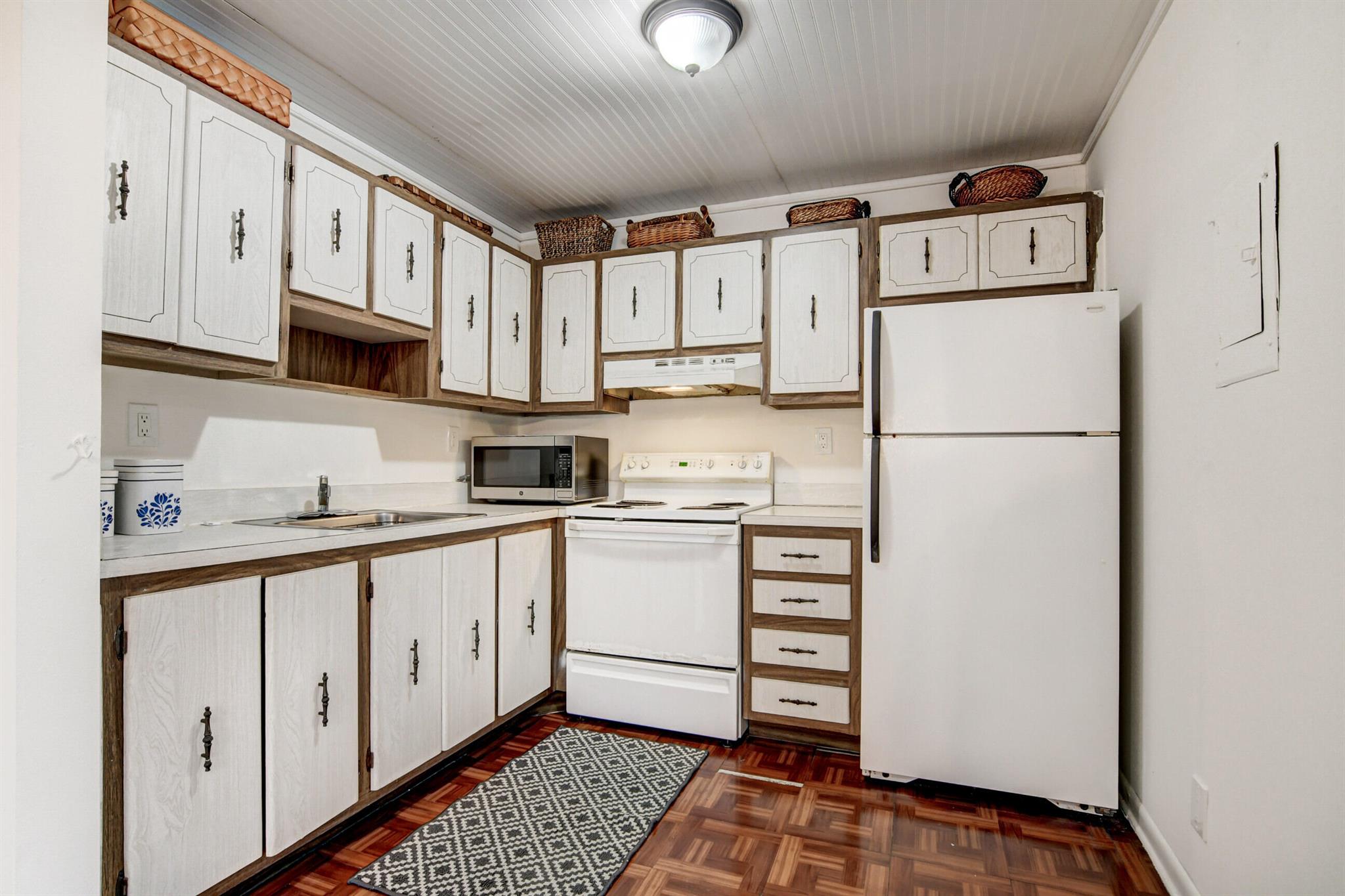 KINGS POINT BURGUNDY COND - Residential Lease