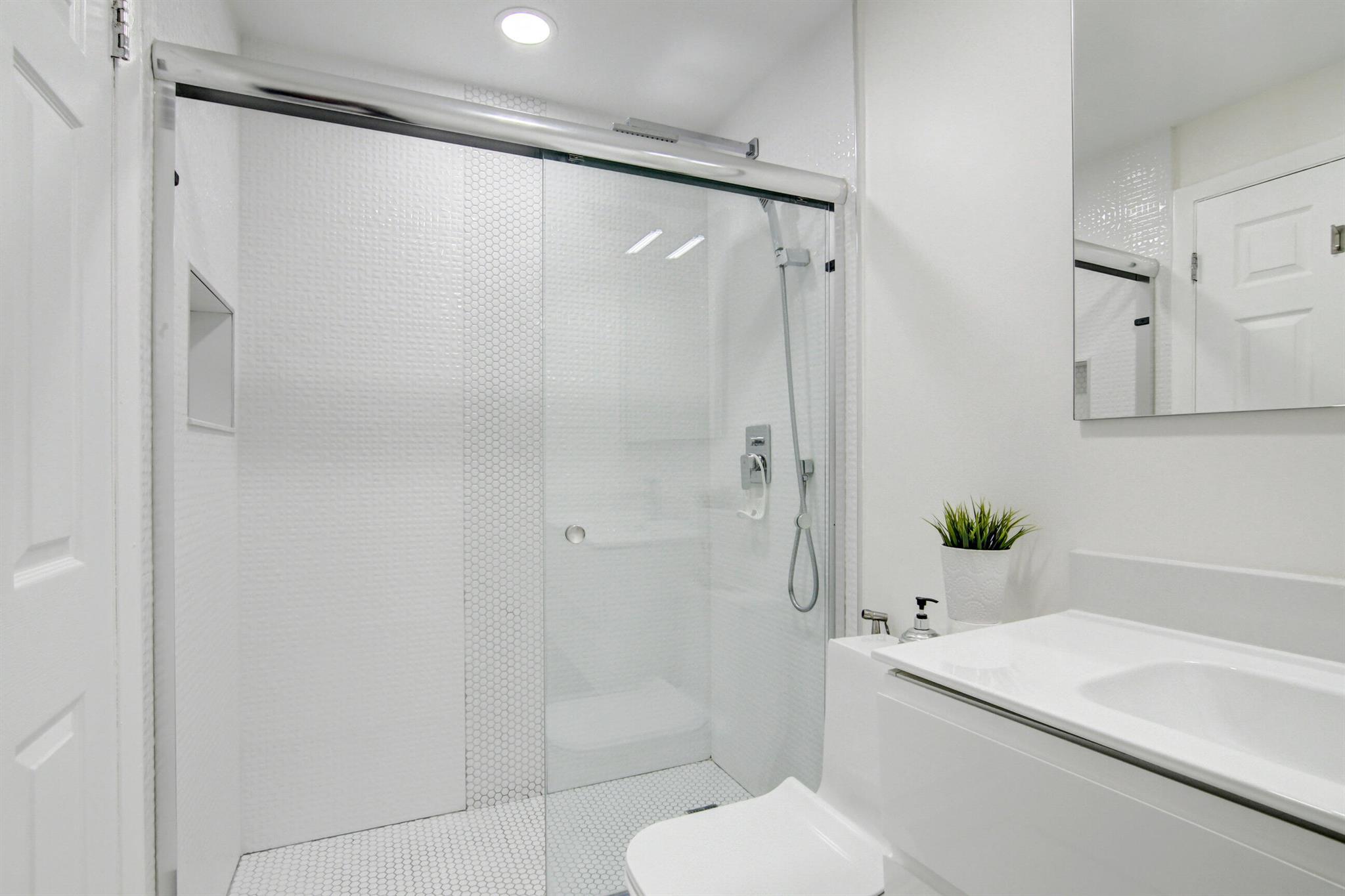 KINGS POINT BURGUNDY COND - Residential Lease