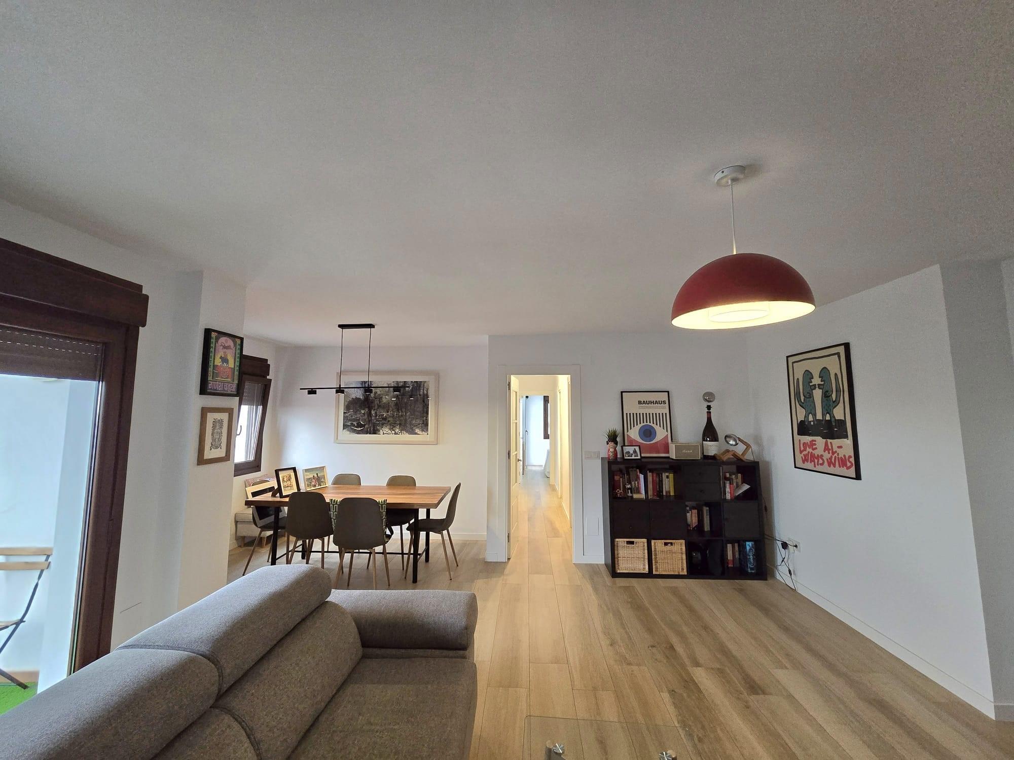 Spectacular apartment in the sought-after neighborhood of La Paz (Málaga). Located on the 11th floor, this bright and fully renovated home features a functional design, high-quality finishes, impact windows, air conditioning, heating, and a gas kitchen. Enjoy stunning panoramic views from La Misericordia Beach to the surrounding mountains, along with two private terraces perfect for relaxation. The community fee is very low and includes maintenance of common areas and the elevator. La Paz offers all services within walking distance—shops, supermarkets, schools, and Parque del Oeste—and excellent transport connections with the metro and buses just two minutes away.