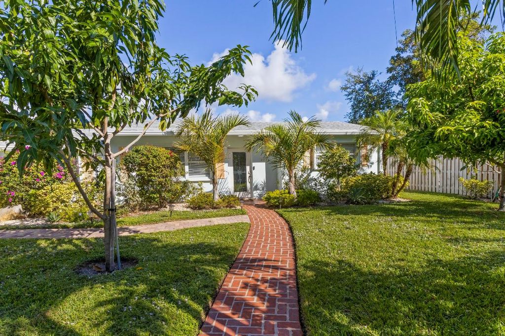 Photo of 215 NE 17th Street, Delray Beach, FL 33444 (MLS # R11140843)