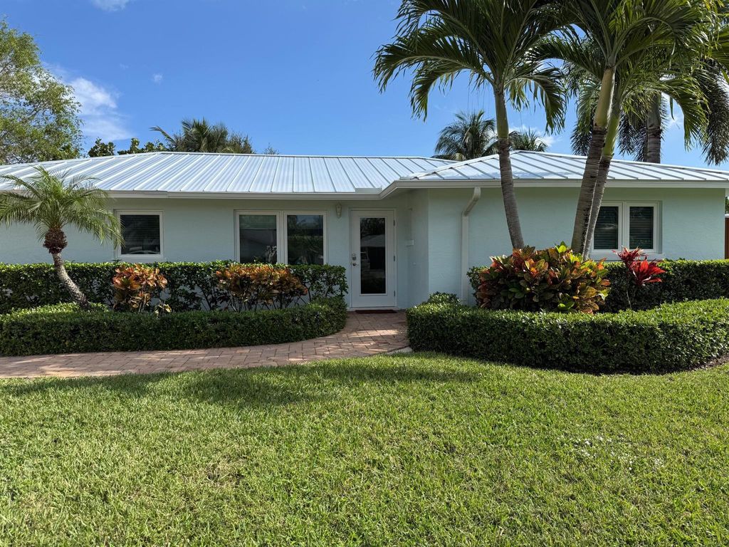 Photo of 1611 Treemont Avenue, Jupiter, FL 33469 (MLS # R11147453)