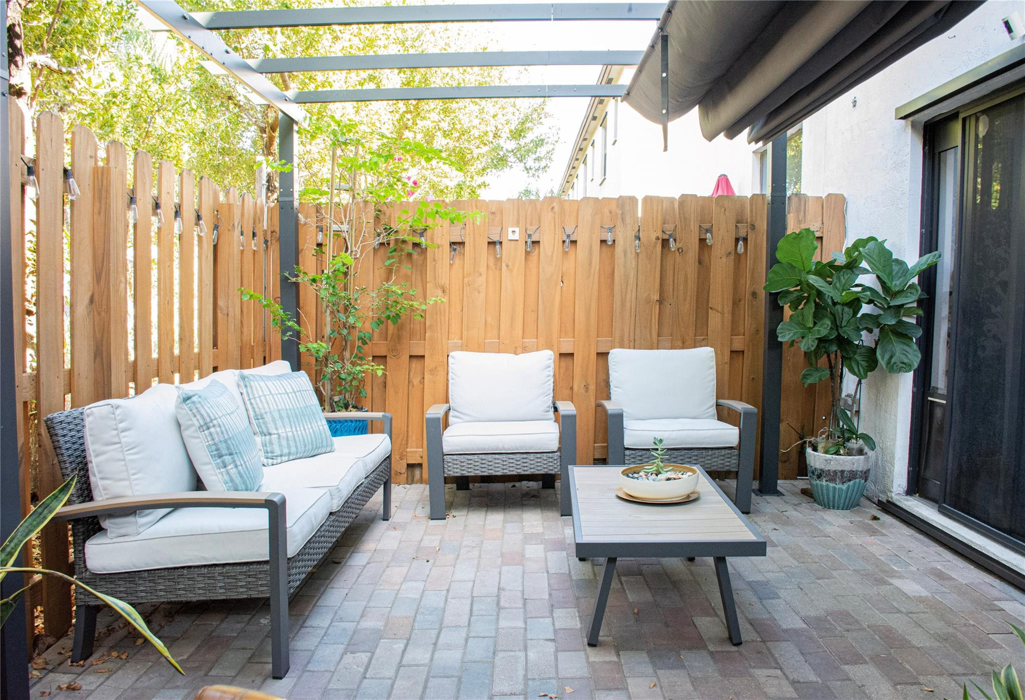 VIA VENTURA - Residential Lease