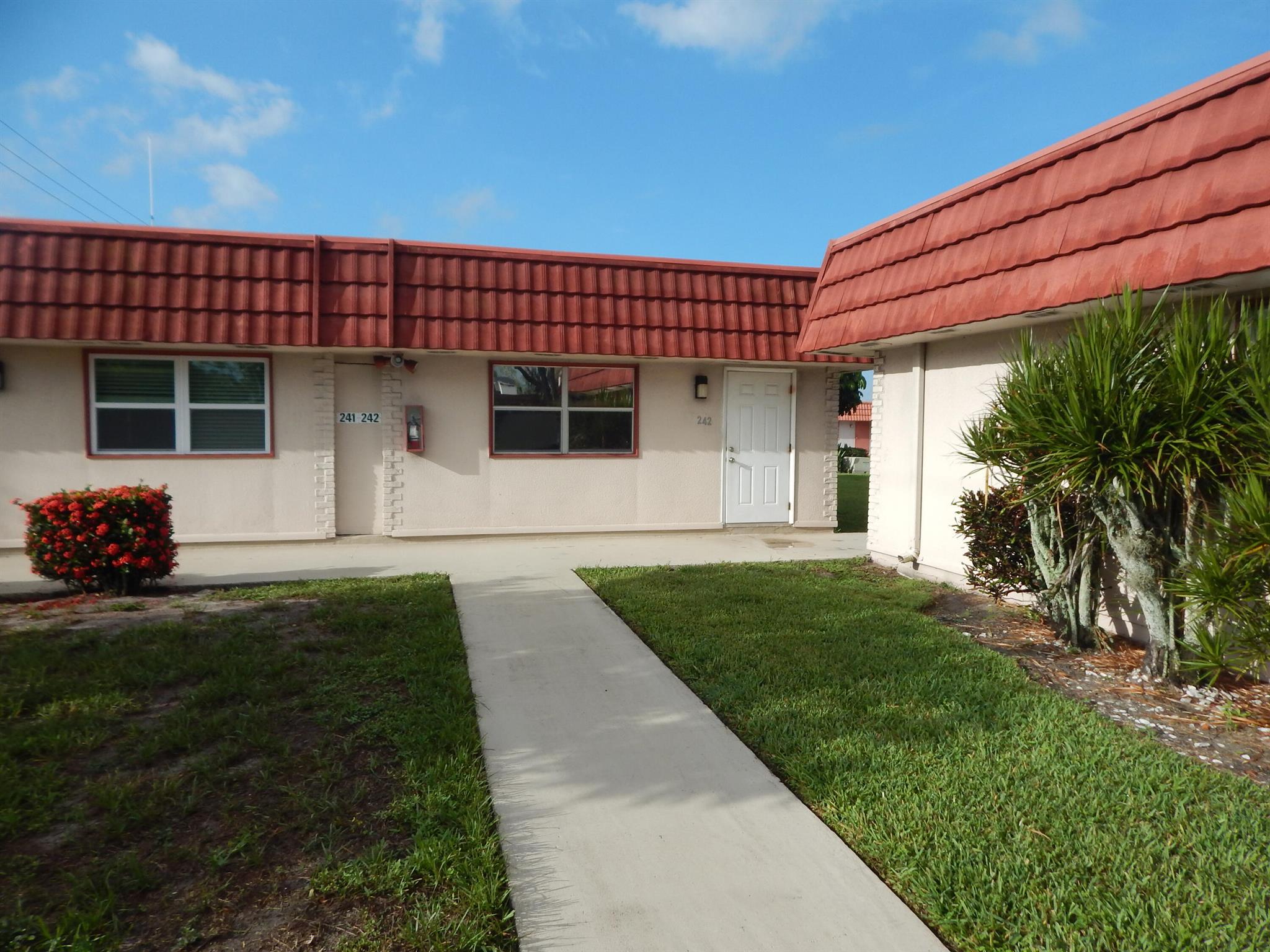 This beautiful 1 bedroom villa is located in the gated community of Kings Point. Very bright interior was freshly painted and has beautiful 16'' ceramic tile floors through out. Spacious living room plus the Kitchen has updated cabinetry and stainless steel appliances. Wonderful glass enclosed porch with full size washer and dryer plus extra storage could be a great office area. Kings Point is a gated, 55+ community with fantastic amenities including 3 lavish club houses. Wonderful heated pools, numerous classes, theatre, fitness center and a long list of clubs to participate in. There are two 18-hole golf courses, a cafe and a shuttle bus that runs to area stores and shopping. Basic cable TV included. New roofs being installed soon. Owner will consider a Lease Option.