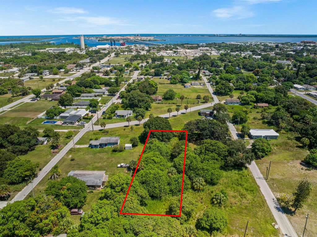 Photo of 707 N 12th N Street, Fort Pierce, FL 34950 (MLS # R10831262)