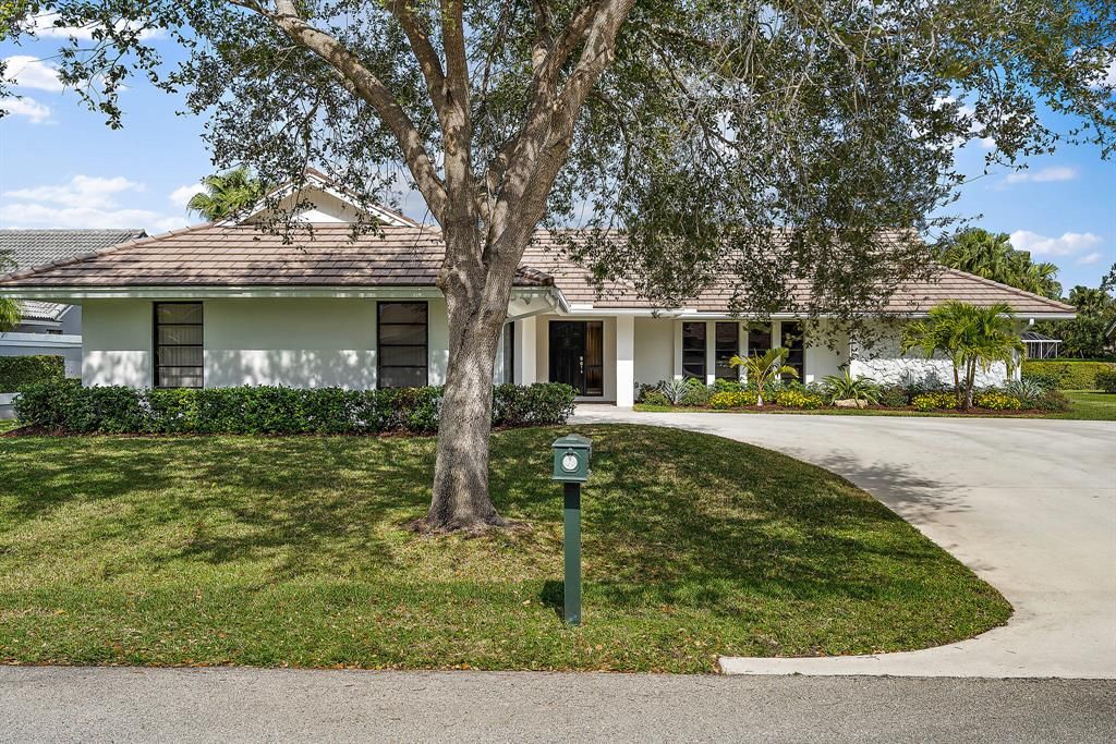 Photo of 10 Balfour Road E, Palm Beach Gardens, FL 33418 (MLS # R10740337)