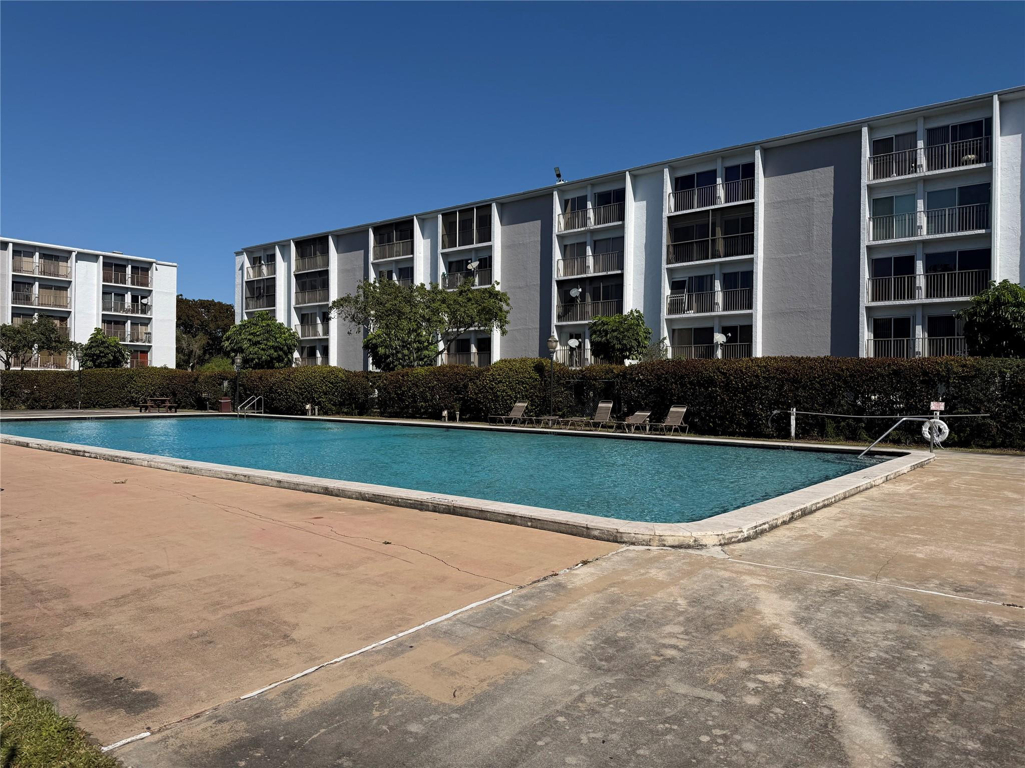 LAKESHORE AT UNIVERSITY - Residential