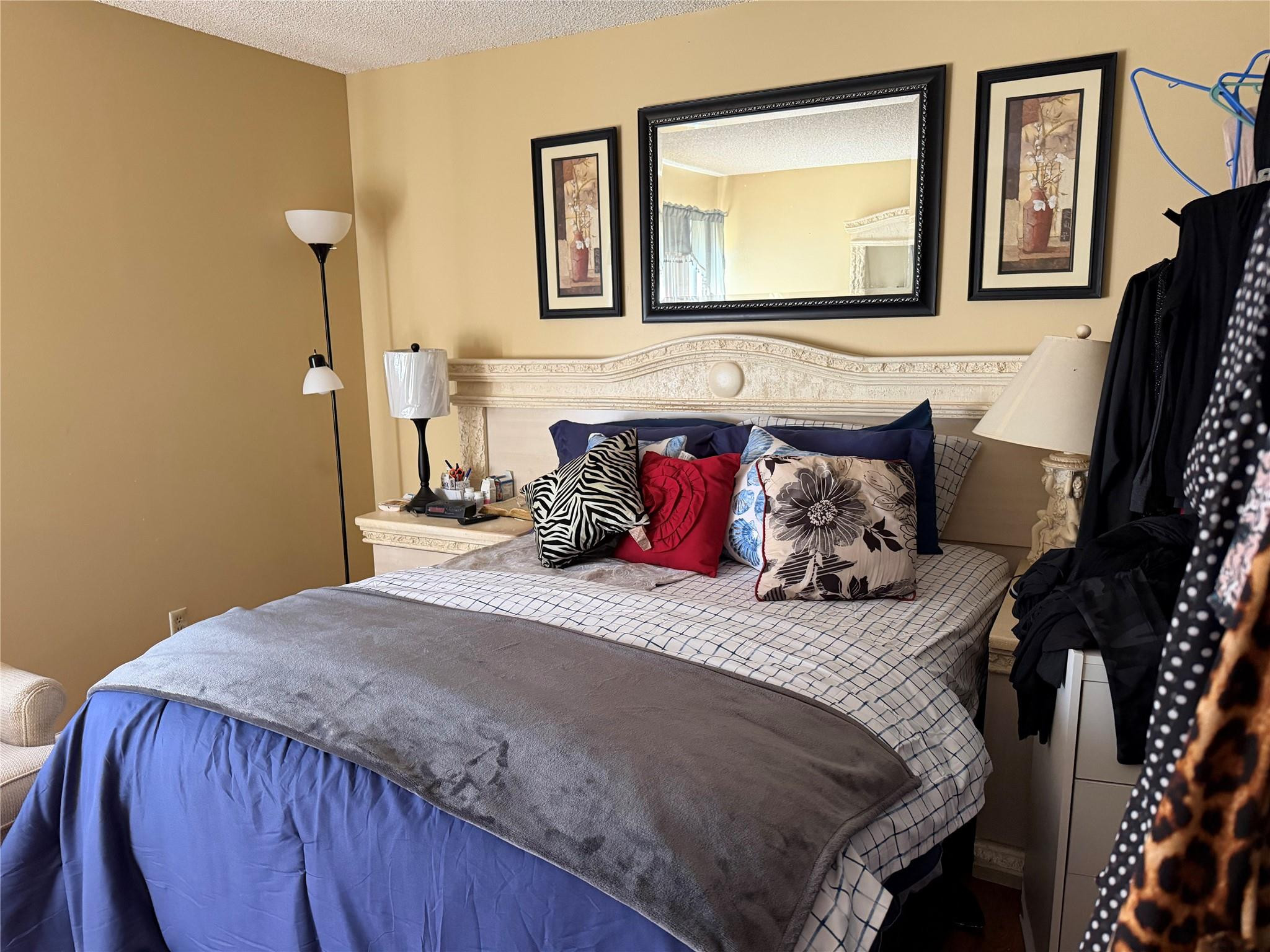 LAKESHORE AT UNIVERSITY - Residential