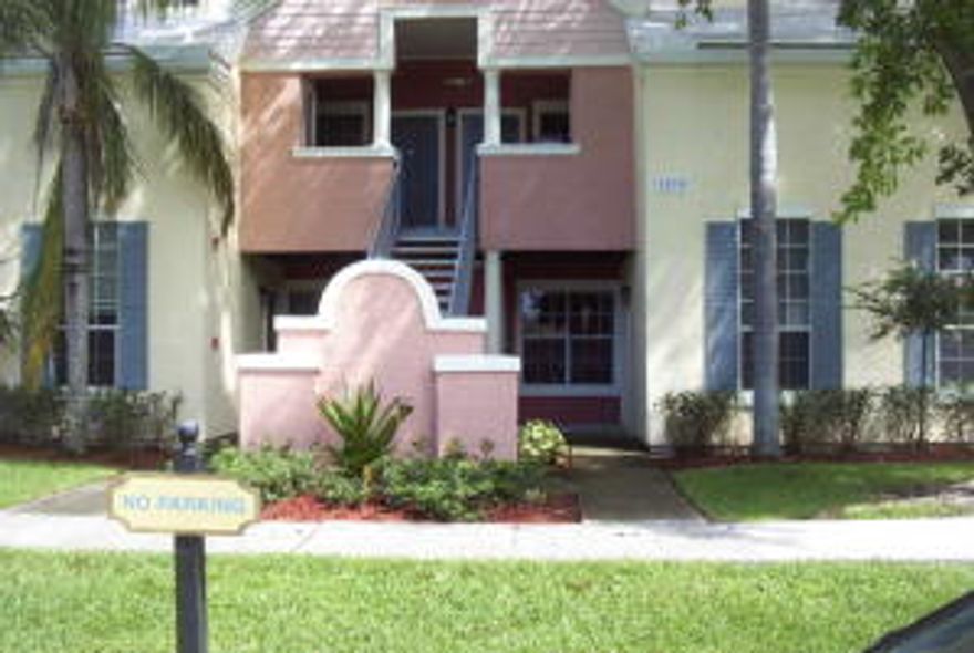 NICE 1/1  WITH VALTED CELLINGS,& SKY LIGHTS, OPEN KITCHEN  NEWER APPLICANCES, CARPET, WITH W/D  WATER INCLUED IN THE RENT.  WITH NICE PORCH WITH WATER VIEWS OF THE LAKE.  ALL IN THE GATTED COMMUNITY OF BAHIA AT DELRAY, BIKE TO THE BEACH, HEATED POOL AND SPA, SAND VOLLEY BALL TENNIS, AND MORE!!  THE KEY WEST STYLE YOU WILL LOVE.. FITTNESS CENTER , DO NOT MISS THIS WATER VIEW  UNIT.. CALL AND SEE TODY...