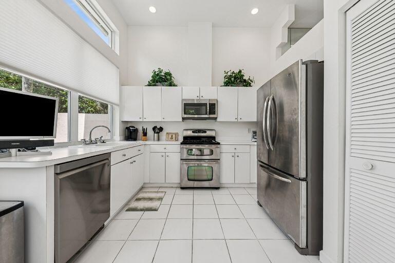 CORAL CAY - Residential Lease