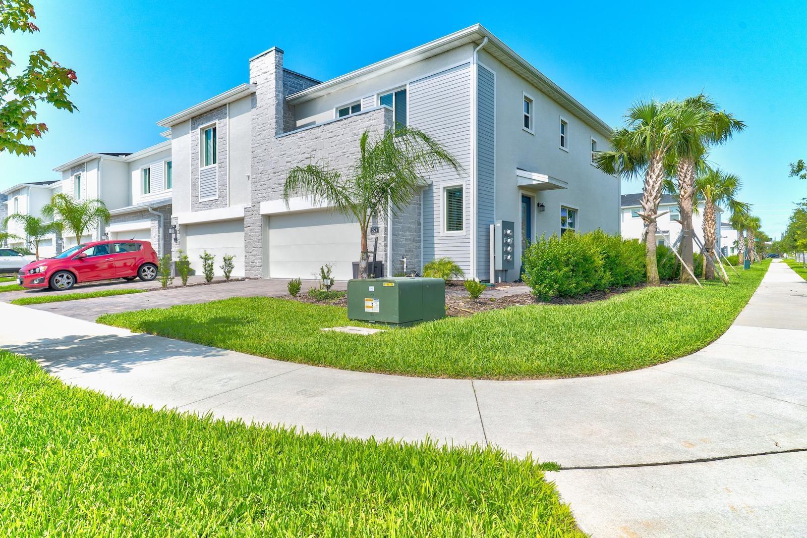 This Town home is located in a beautiful community called Champions Pointe. It's a corner Town Home, with a beautiful view. High roofs. His inside looks like new. All appliances. The amenities of this community are located two streets from the Town Home. This community is just a 20 - minute drive from Disney World via I-4 and FL - 429.
It's also very close to many more attractions. Malls. supermarkets. beaches. Restaurants, cinema rooms. Hospitals.