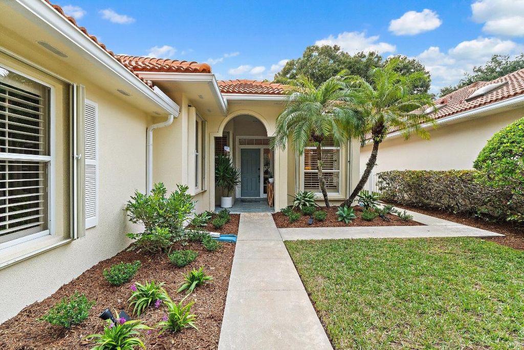 Photo of 231 E Tall Oaks Circle, Palm Beach Gardens, FL 33410 (MLS # R11143588)