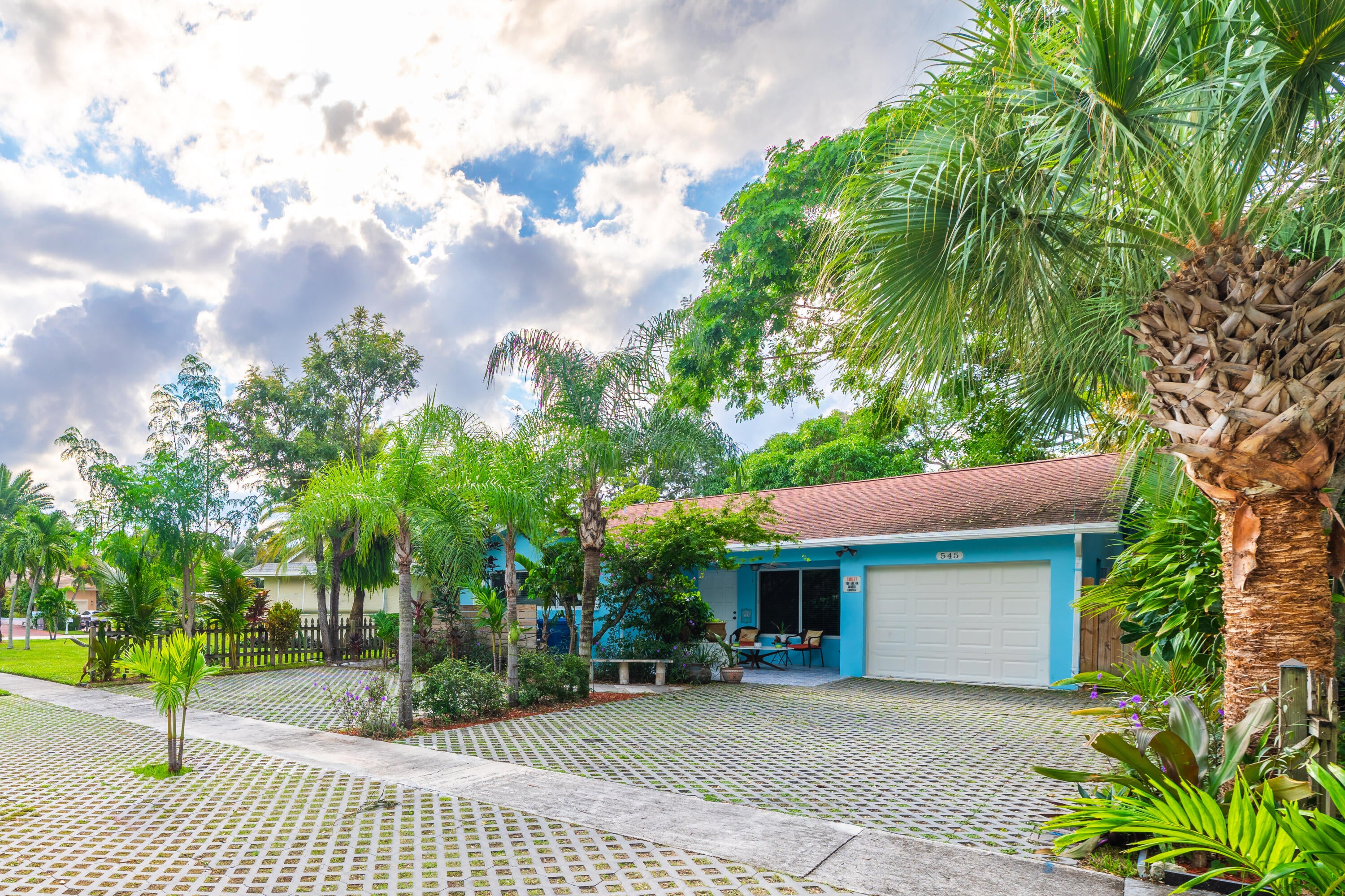 545 S LAKE Drive
