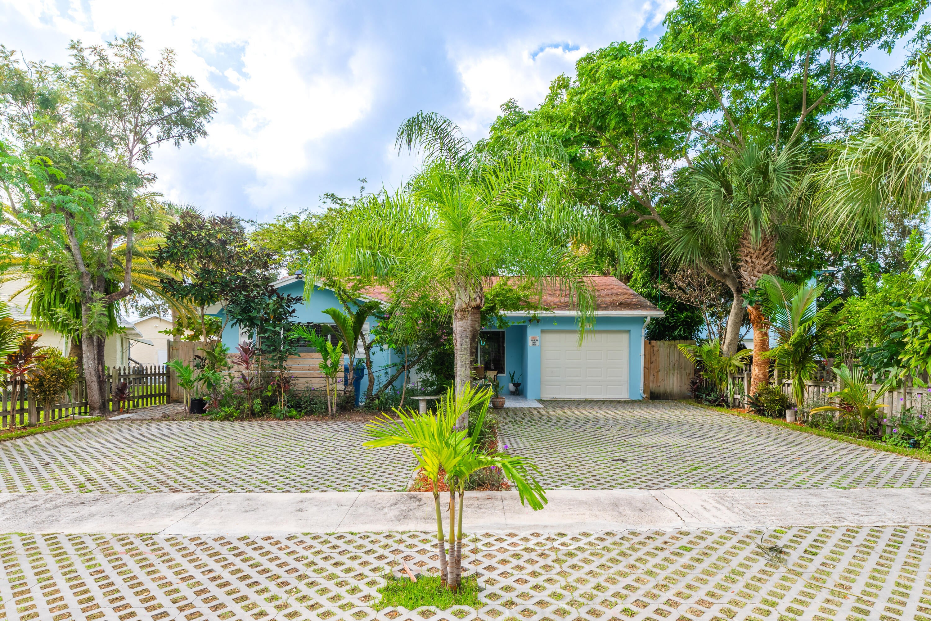 545 S LAKE Drive