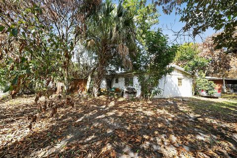 Photo of 1913 Wyoming Avenue, Fort Pierce, FL 34982 (MLS # B26002942)