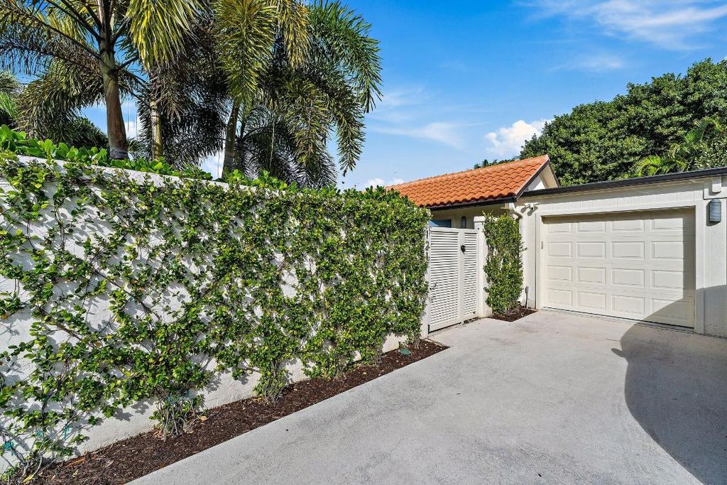 Photo of 121 Bonefish Circle E, Jupiter, FL 33477 (MLS # R11137219)