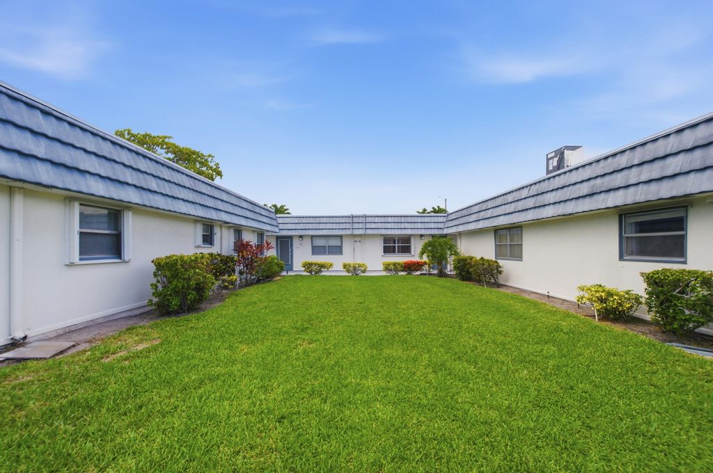 Photo of 30 Waterford B Way, Delray Beach, FL 33446 (MLS # B26049429)
