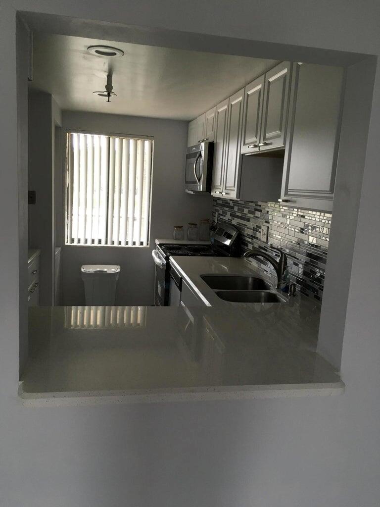 THE TENNIS CLUB OF PALM B - Residential Lease