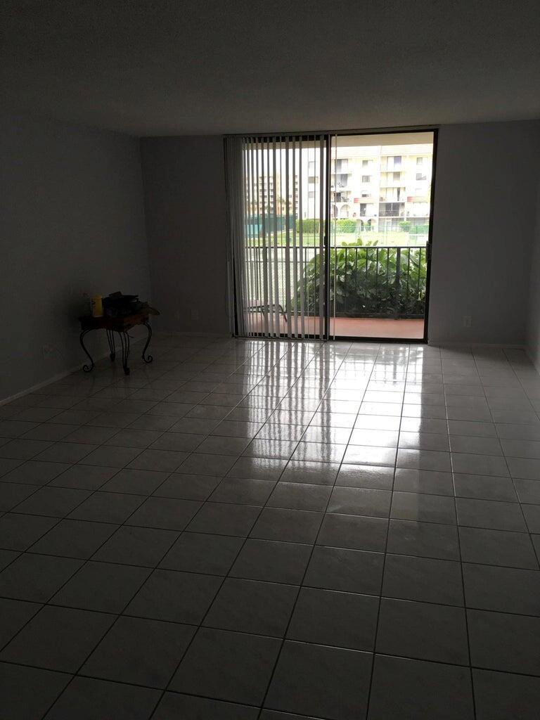 THE TENNIS CLUB OF PALM B - Residential Lease