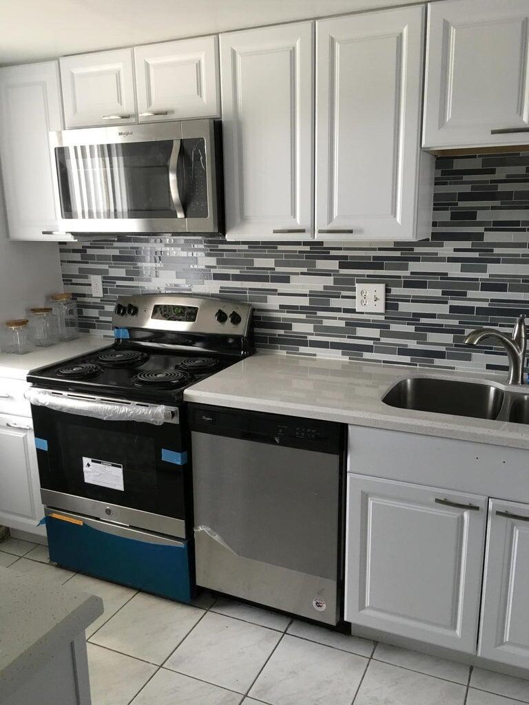 THE TENNIS CLUB OF PALM B - Residential Lease