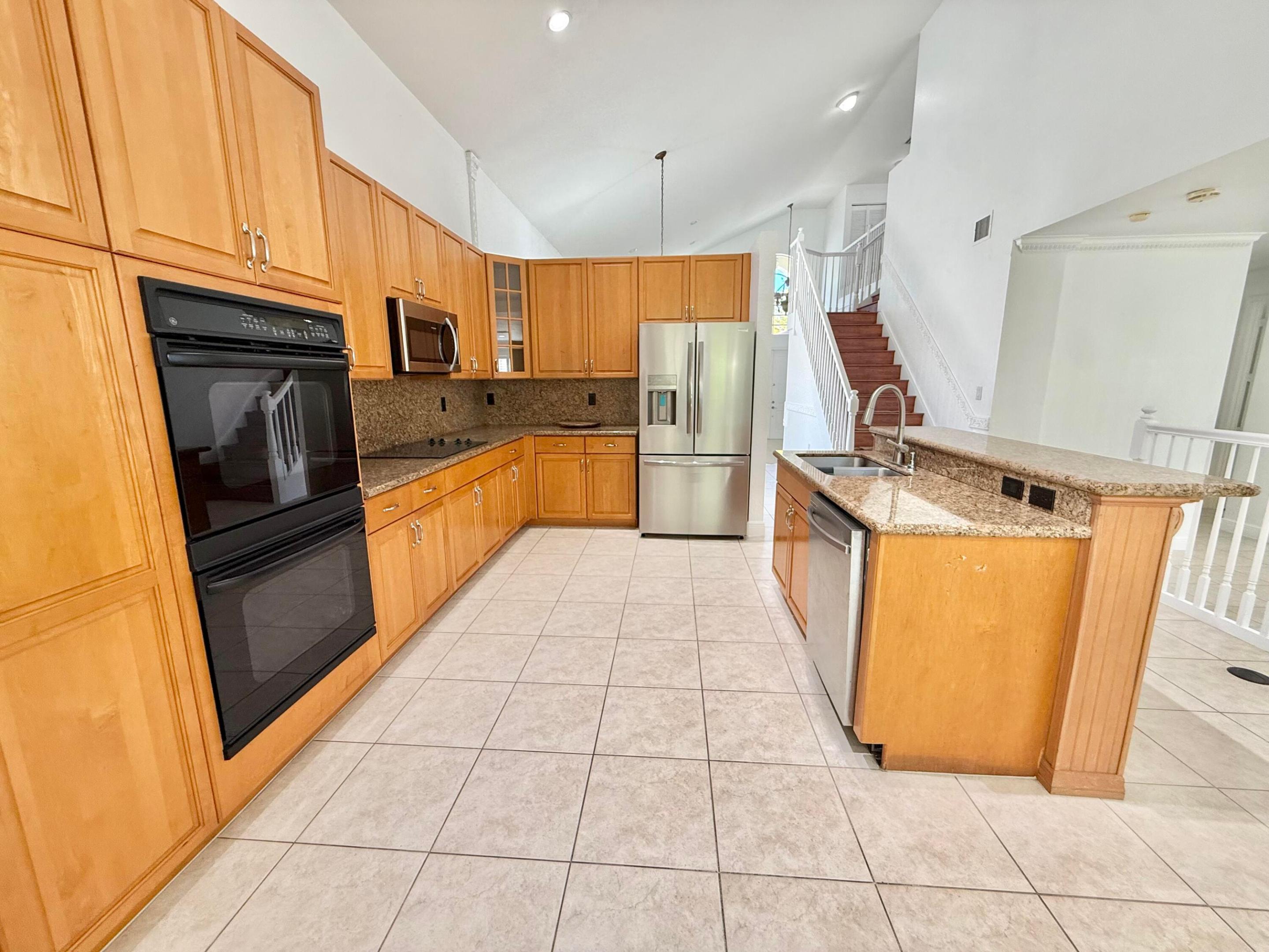 SATURNIA / CAPELLA 2 - Residential Lease