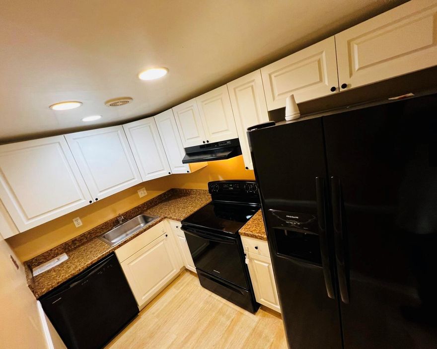 NEW paint, very clean condo in Spanish Oaks of Boca.