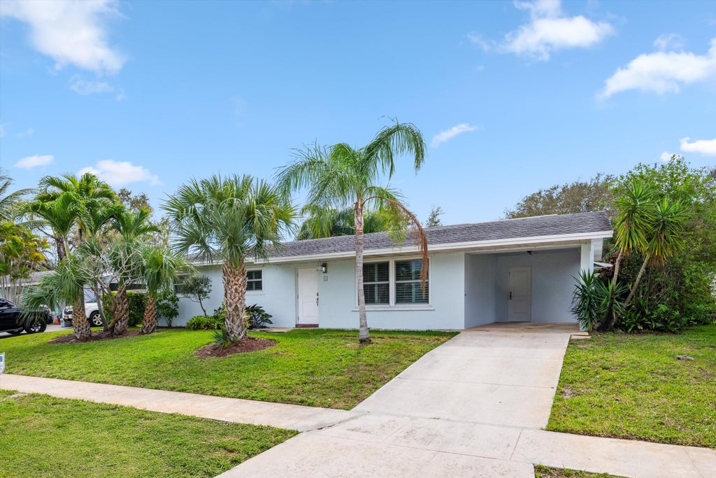 Photo of 16 Ridgewood Circle, Tequesta, FL 33469 (MLS # R11066161)
