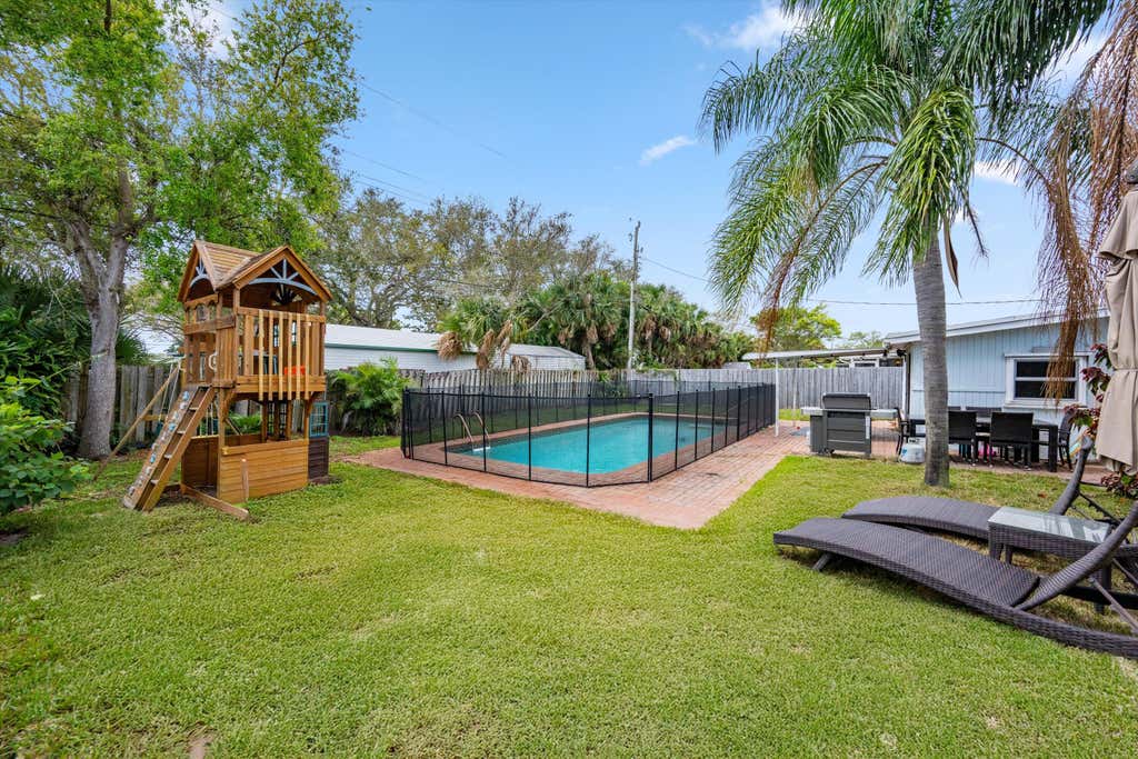 Photo of 16 Ridgewood Circle, Tequesta, FL 33469 (MLS # R11066161)