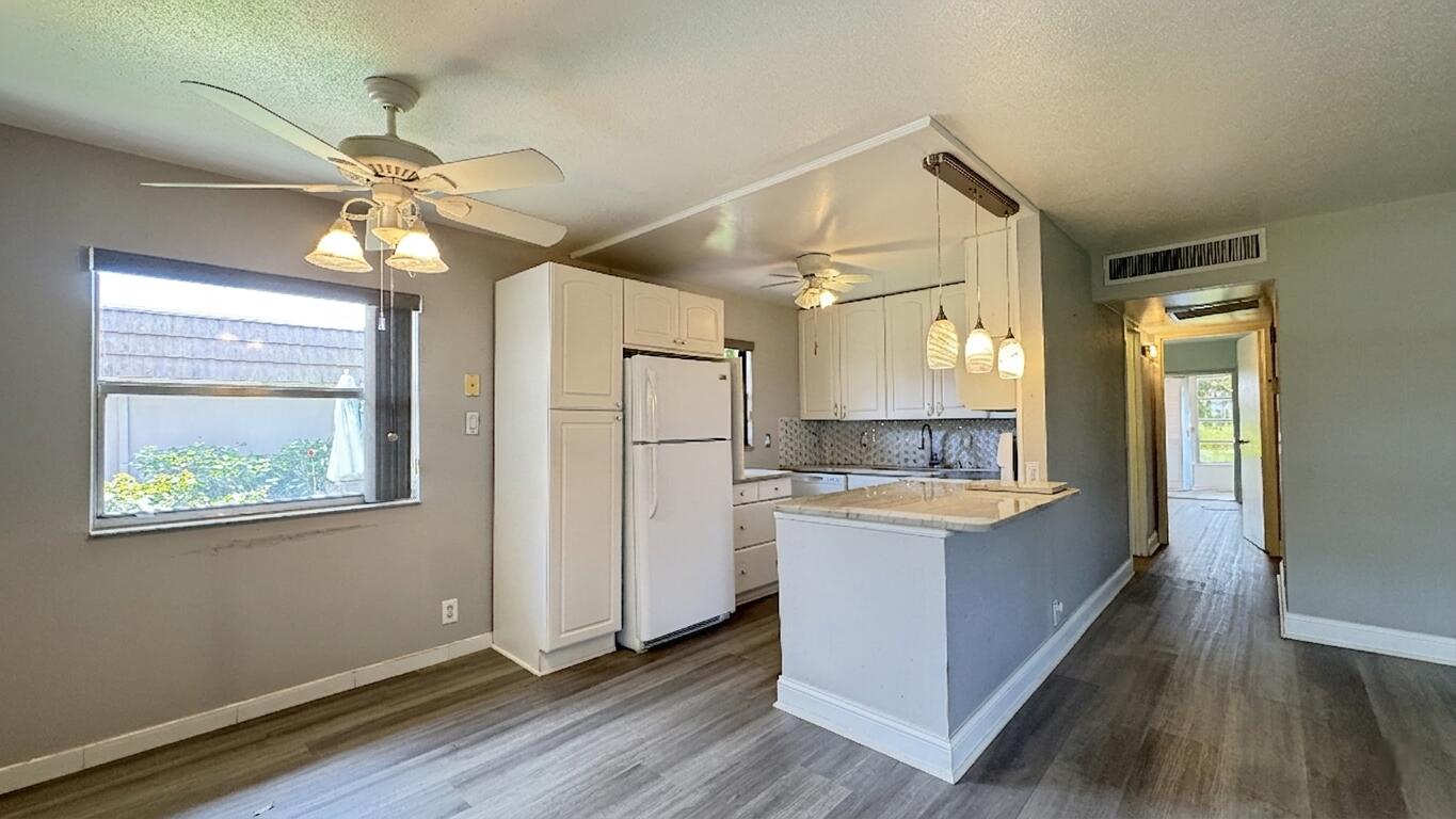 220 Seville J, Delray Beach, FL, 33446/$145,000 3 220 Seville J