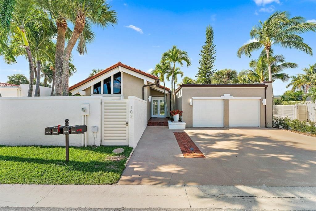 Photo of 102 Sandpiper Circle W, Jupiter, FL 33477 (MLS # R10883375)