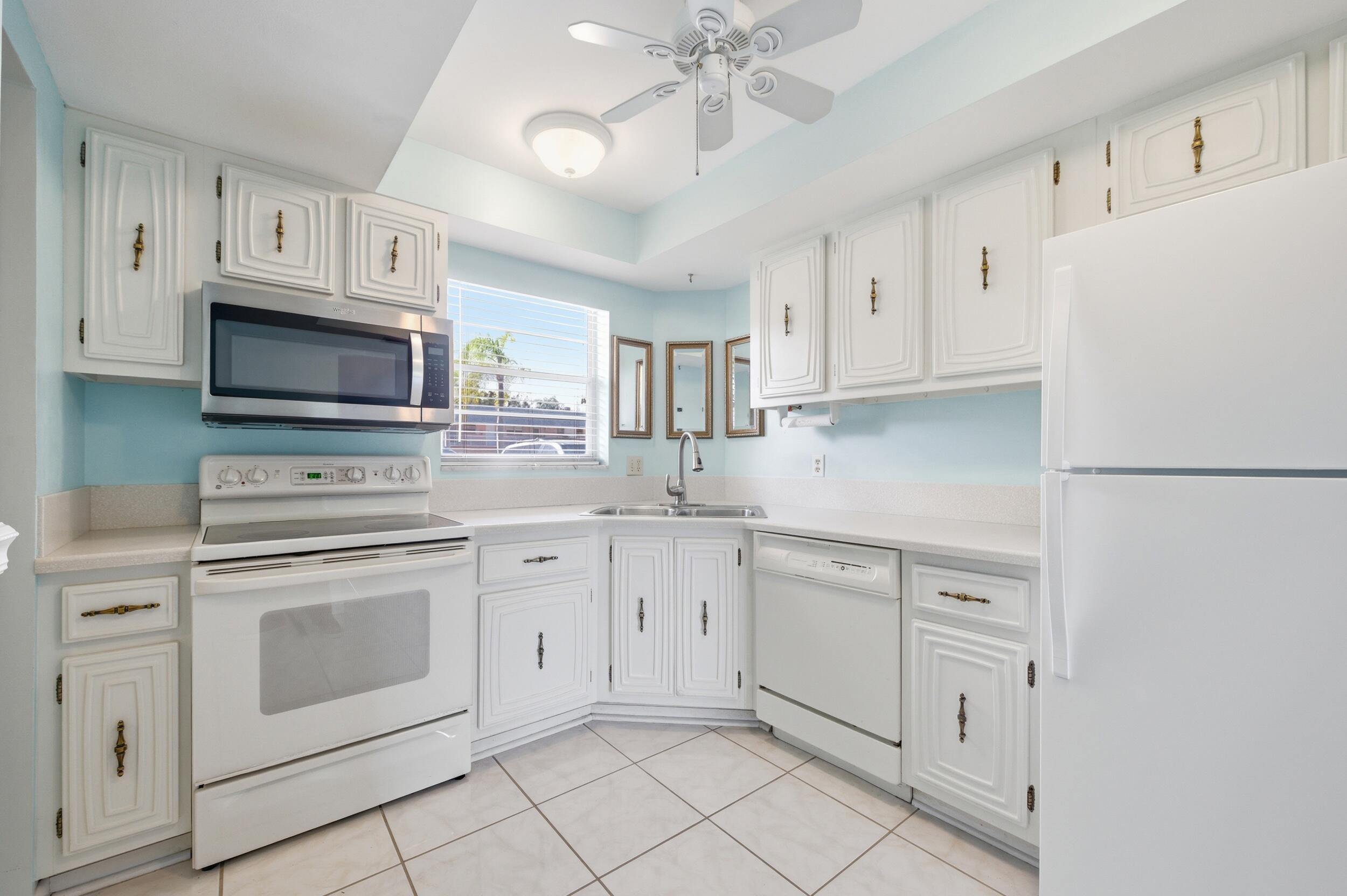 THE LITTLE CLUB CONDO - Residential