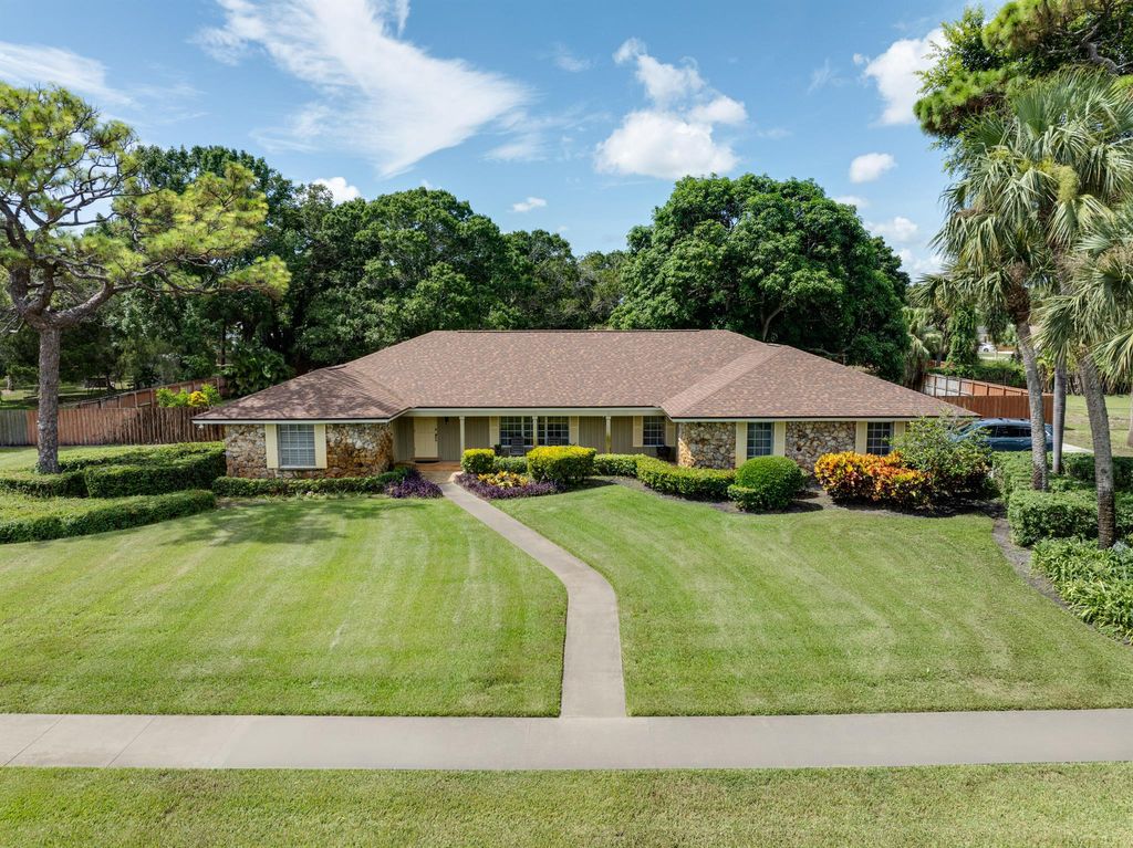 Photo of 1021 Grandview Boulevard, Fort Pierce, FL 34982 (MLS # R11009050)